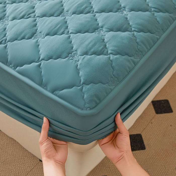 91家纺网 家纺一手货源 找家纺 怡源梦 2025新款蝶恋系列亲肤棉夹棉床笠 蓝色