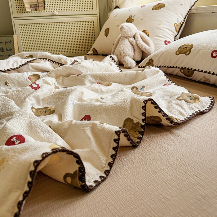 91家纺网 家纺一手货源 找家纺 星巴k家纺 2025新款春夏云感双层纱A类母婴级三角针夏被贝壳边夏凉被贝壳绣【可提供买家秀】 贝壳绣-樱桃小熊