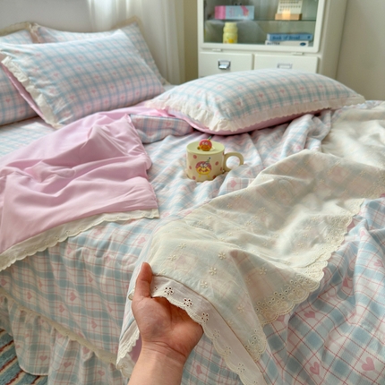 91家纺网 家纺一手货源 找家纺 2025新款小清新全棉花边水洗棉夏凉被四件套 爱心格子