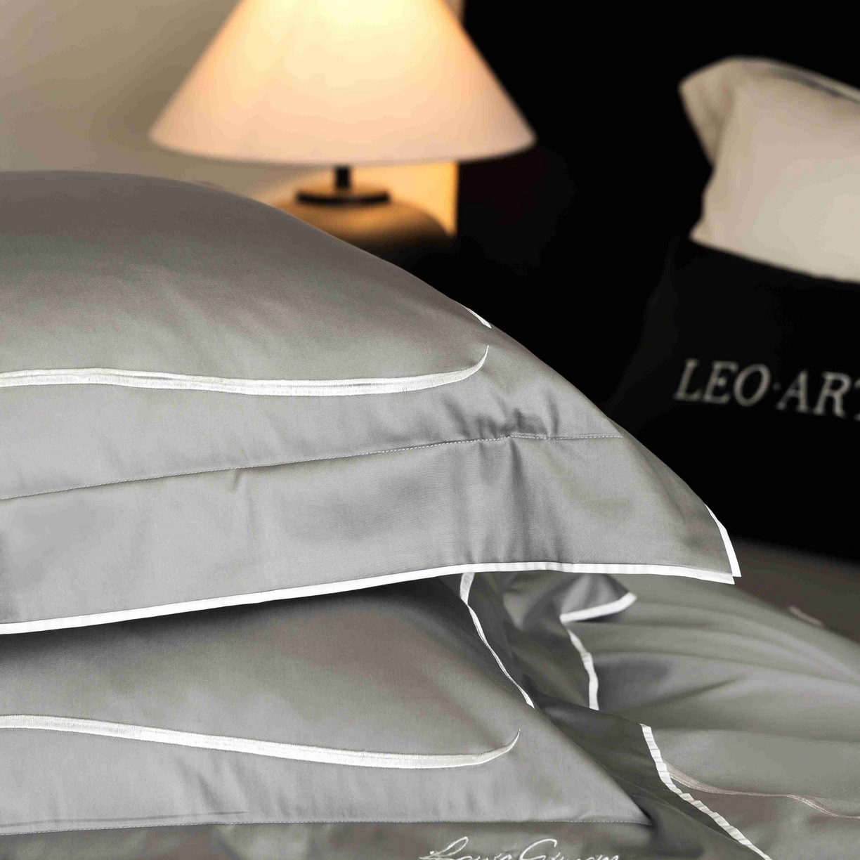 91家纺网 家纺一手货源 找家纺 涞澳家纺 2025新款80S全棉贡缎小蛮腰四件套-浅依 浅依-烟灰