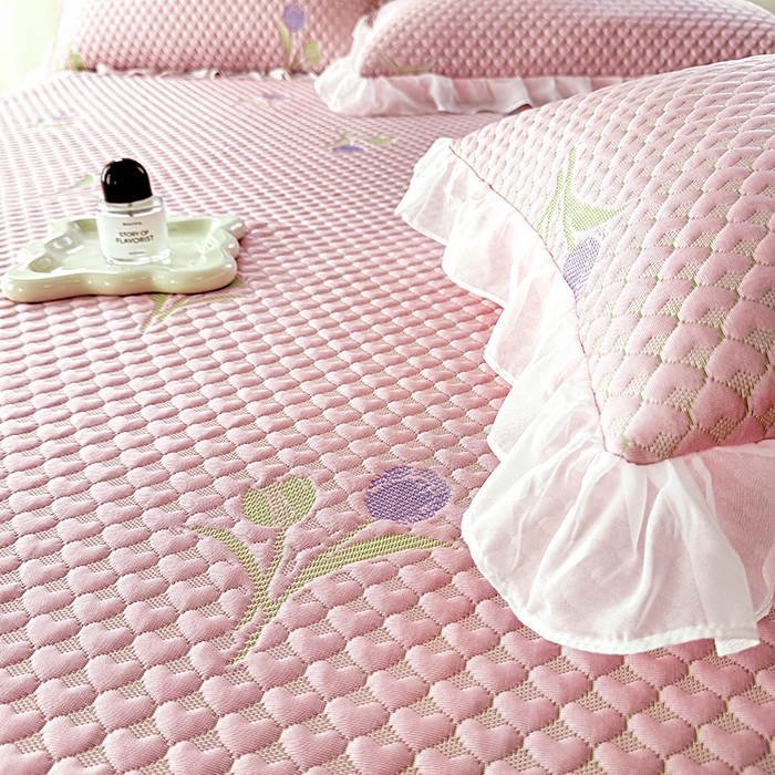 91家纺网 家纺一手货源 找家纺 提花大世界 2025新款A类PE乙纶冰丝凉感三色织550克冰豆豆凉席床裙软凉席 郁金香—PE粉