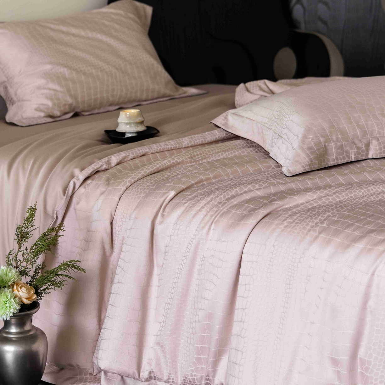 91家纺网 家纺一手货源 找家纺 涞澳家纺 2025新款60支天丝棉提花四件套 波曼-粉