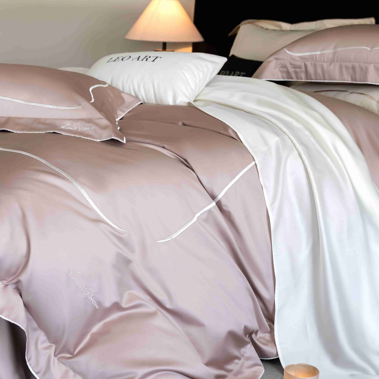 91家纺网 家纺一手货源 找家纺 涞澳家纺 2025新款80S全棉贡缎小蛮腰四件套-浅依 浅依-粉灰