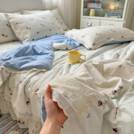 91家纺网 家纺一手货源 找家纺 2025新款小清新全棉花边水洗棉夏凉被四件套 腊肠狗