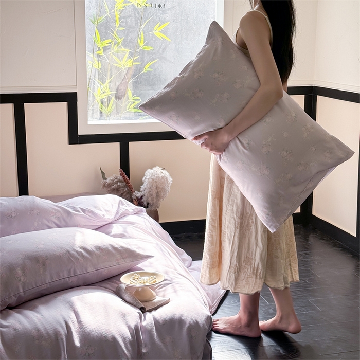 91家纺网 家纺一手货源 找家纺 窝米 2025春季新品全棉双层纱油画风花卉四件套系列（梦境花园、花研巧语） 莓瑰语