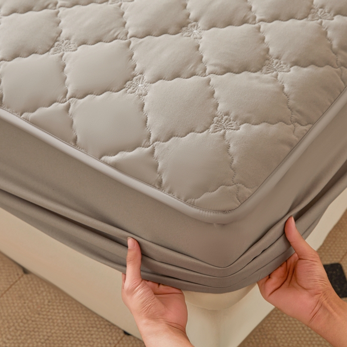 91家纺网 家纺一手货源 找家纺 怡源梦 2025新款蝶恋系列亲肤棉夹棉床笠 灰色