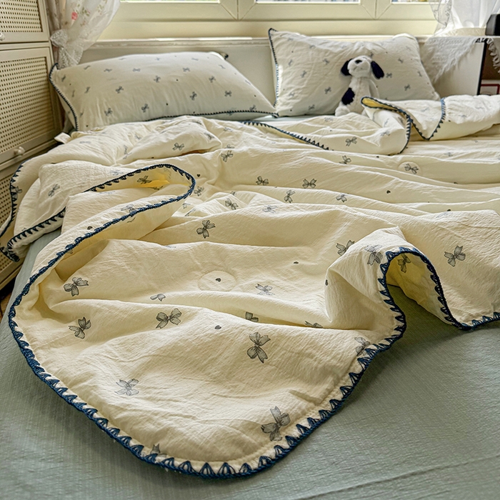 91家纺网 家纺一手货源 找家纺 星巴k家纺 2025新款春夏云感双层纱A类母婴级三角针夏被贝壳边夏凉被贝壳绣【可提供买家秀】 贝壳绣-蝴蝶结蓝