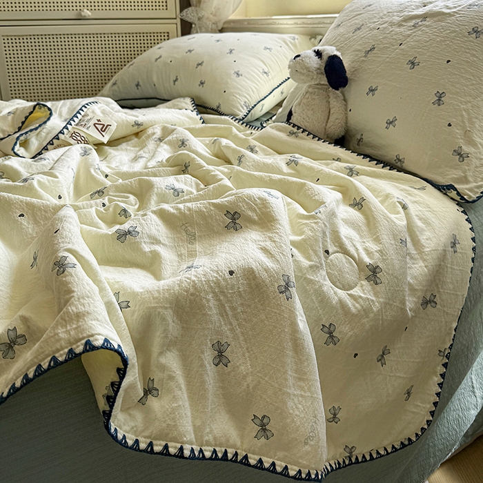 91家纺网 家纺一手货源 找家纺 星巴k家纺 2025新款春夏云感双层纱A类母婴级三角针夏被贝壳边夏凉被贝壳绣【可提供买家秀】 贝壳绣-蝴蝶结蓝