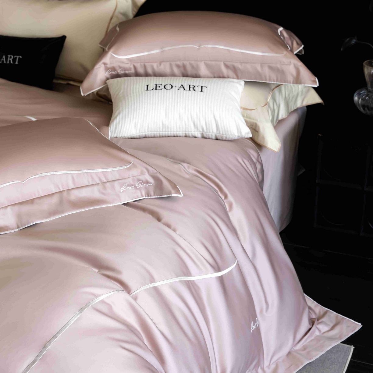 91家纺网 家纺一手货源 找家纺 涞澳家纺 2025新款80S全棉贡缎小蛮腰四件套-浅依 浅依-粉灰