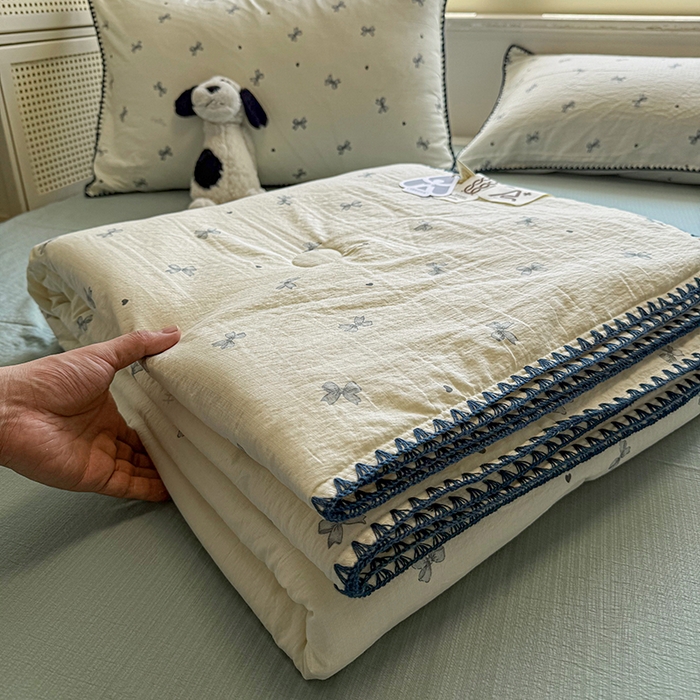 91家纺网 家纺一手货源 找家纺 星巴k家纺 2025新款春夏云感双层纱A类母婴级三角针夏被贝壳边夏凉被贝壳绣【可提供买家秀】 贝壳绣-蝴蝶结蓝