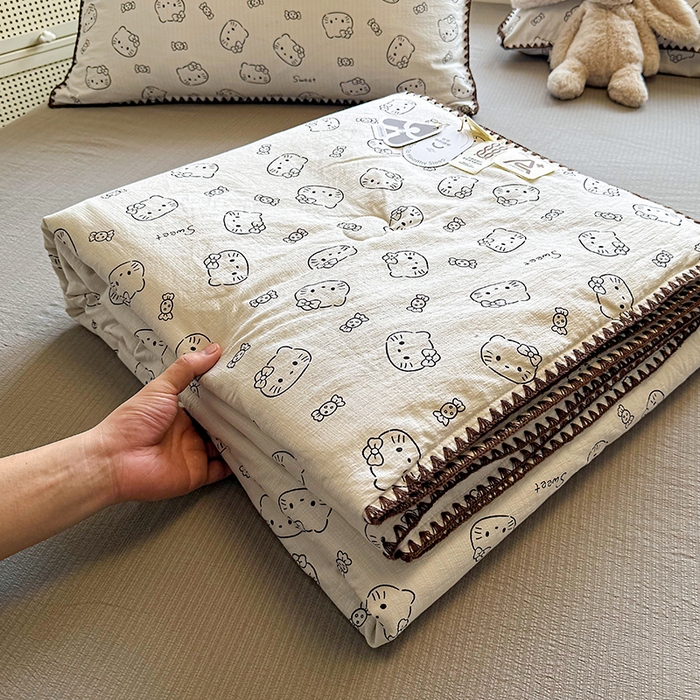 91家纺网 家纺一手货源 找家纺 星巴k家纺 2025新款春夏云感双层纱A类母婴级三角针夏被贝壳边夏凉被贝壳绣【可提供买家秀】 贝壳绣-猫咪恋人