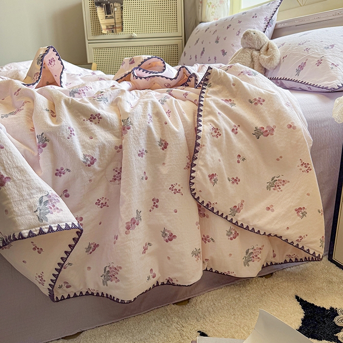 91家纺网 家纺一手货源 找家纺 星巴k家纺 2025新款春夏云感双层纱A类母婴级三角针夏被贝壳边夏凉被贝壳绣【可提供买家秀】 贝壳绣-葡萄微甜