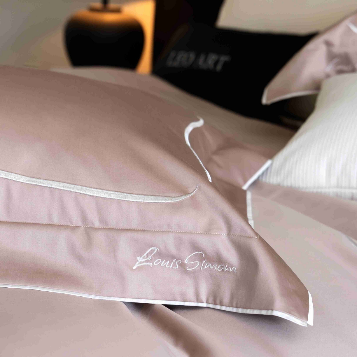 91家纺网 家纺一手货源 找家纺 涞澳家纺 2025新款80S全棉贡缎小蛮腰四件套-浅依 浅依-粉灰