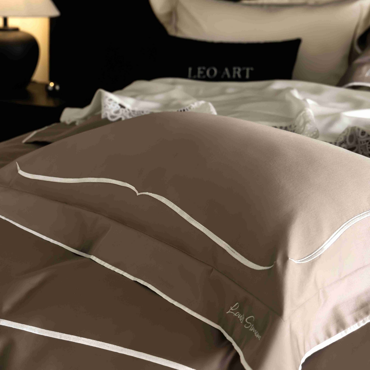 91家纺网 家纺一手货源 找家纺 涞澳家纺 2025新款80S全棉贡缎小蛮腰四件套-浅依 浅依-摩卡色