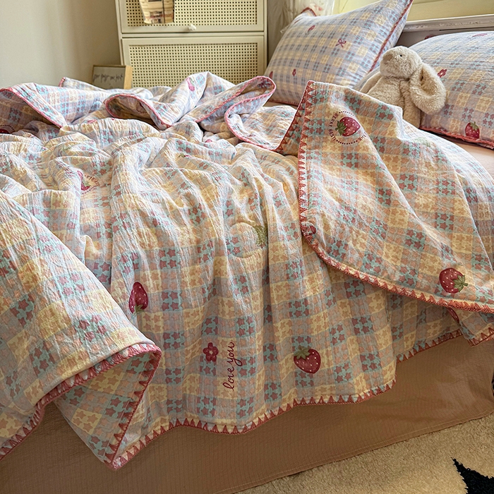 91家纺网 家纺一手货源 找家纺 星巴k家纺 2025新款春夏云感双层纱A类母婴级三角针夏被贝壳边夏凉被贝壳绣【可提供买家秀】 贝壳绣-草莓甜心