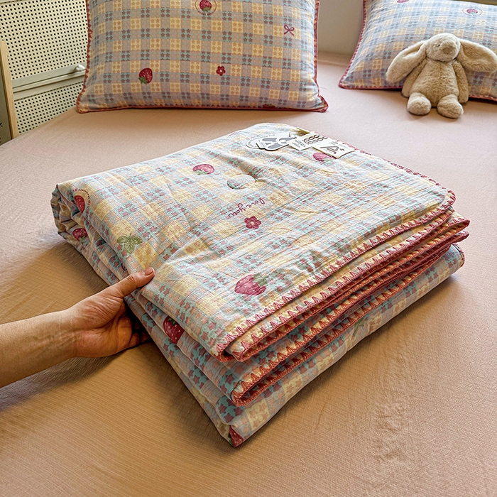 91家纺网 家纺一手货源 找家纺 星巴k家纺 2025新款春夏云感双层纱A类母婴级三角针夏被贝壳边夏凉被贝壳绣【可提供买家秀】 贝壳绣-草莓甜心