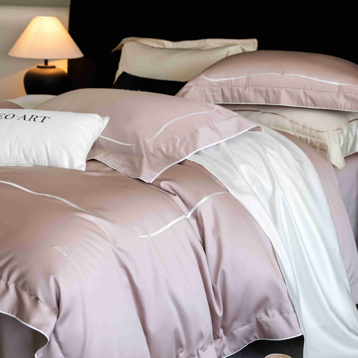 91家纺网 家纺一手货源 找家纺 涞澳家纺 2025新款80S全棉贡缎小蛮腰四件套-浅依 浅依-粉灰