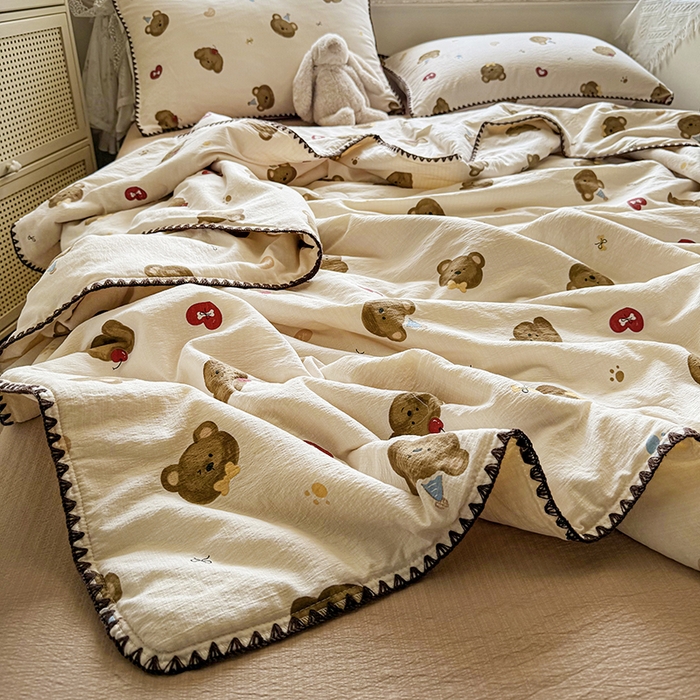 91家纺网 家纺一手货源 找家纺 星巴k家纺 2025新款春夏云感双层纱A类母婴级三角针夏被贝壳边夏凉被贝壳绣【可提供买家秀】 贝壳绣-樱桃小熊