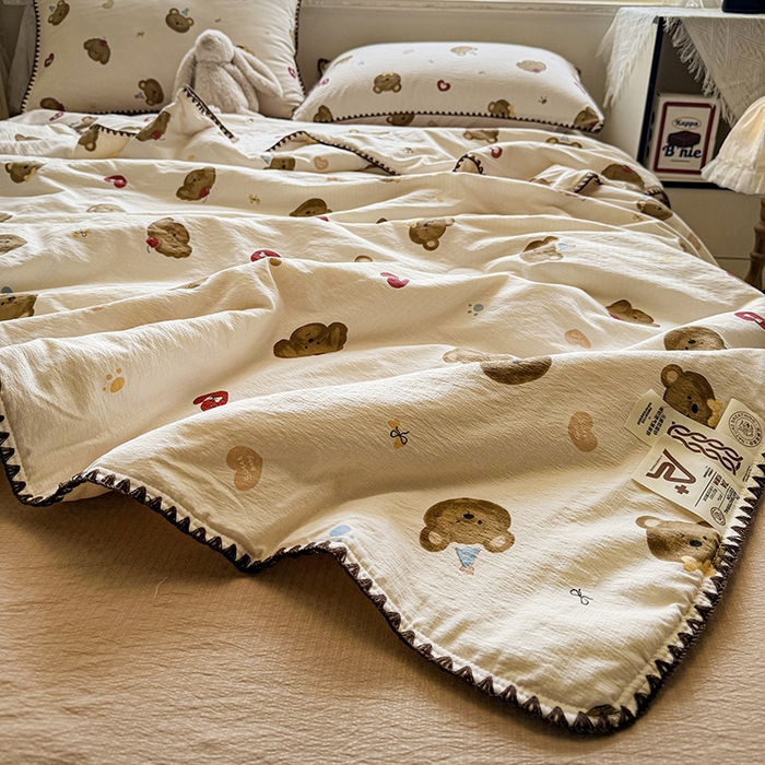 91家纺网 家纺一手货源 找家纺 星巴k家纺 2025新款春夏云感双层纱A类母婴级三角针夏被贝壳边夏凉被贝壳绣【可提供买家秀】 贝壳绣-樱桃小熊