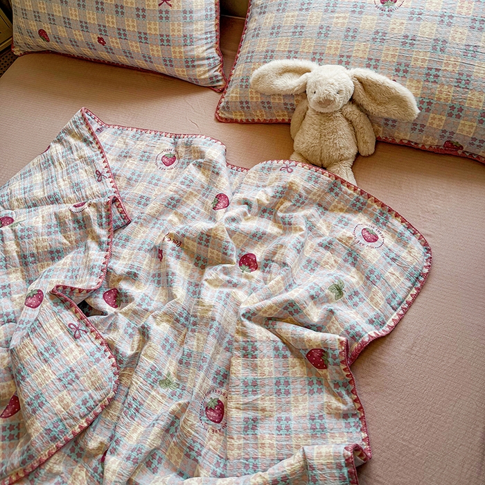 91家纺网 家纺一手货源 找家纺 星巴k家纺 2025新款春夏云感双层纱A类母婴级三角针夏被贝壳边夏凉被贝壳绣【可提供买家秀】 贝壳绣-草莓甜心