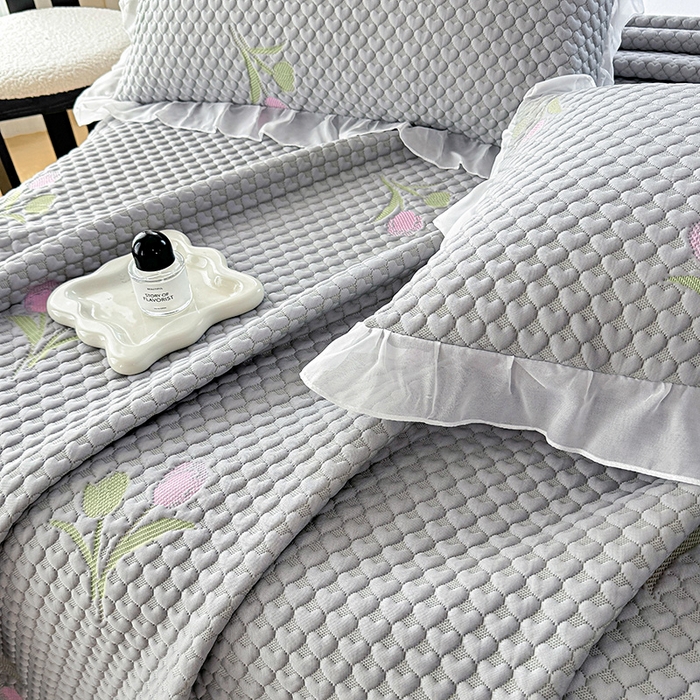 91家纺网 家纺一手货源 找家纺 提花大世界 2025新款A类PE乙纶冰丝凉感三色织550克冰豆豆凉席床裙软凉席 郁金香—PE灰