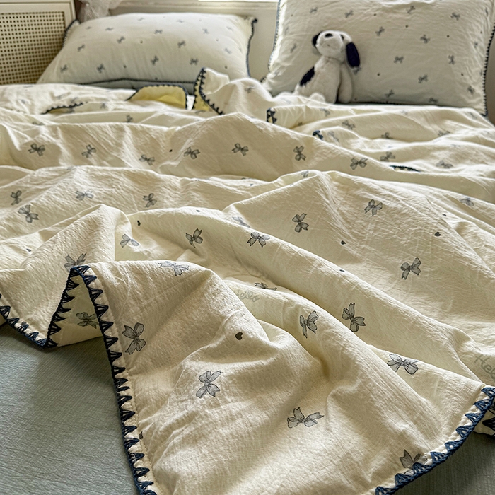 91家纺网 家纺一手货源 找家纺 星巴k家纺 2025新款春夏云感双层纱A类母婴级三角针夏被贝壳边夏凉被贝壳绣【可提供买家秀】 贝壳绣-蝴蝶结蓝