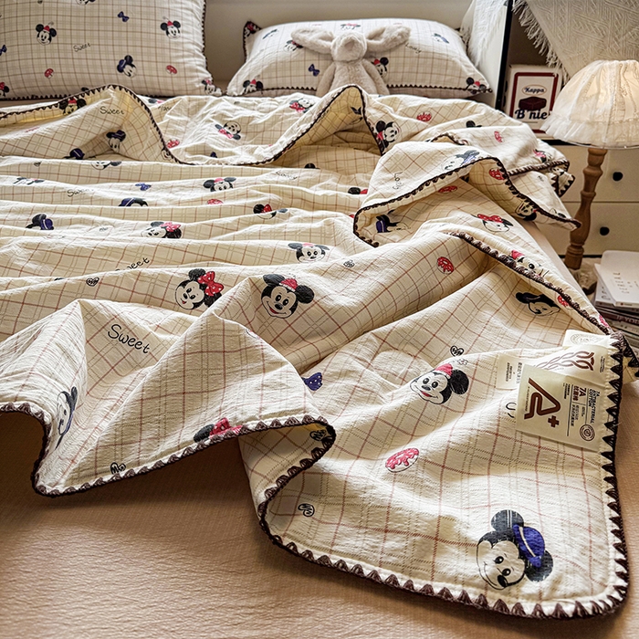 91家纺网 家纺一手货源 找家纺 星巴k家纺 2025新款春夏云感双层纱A类母婴级三角针夏被贝壳边夏凉被贝壳绣【可提供买家秀】 贝壳绣-格子米奇