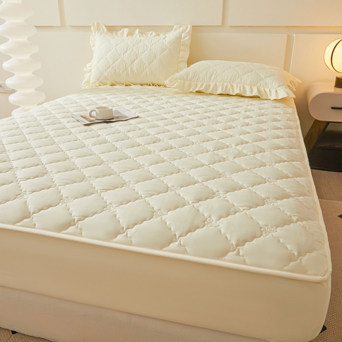 91家纺网 家纺一手货源 找家纺 怡源梦 2025新款蝶恋系列亲肤棉夹棉床笠 米黄