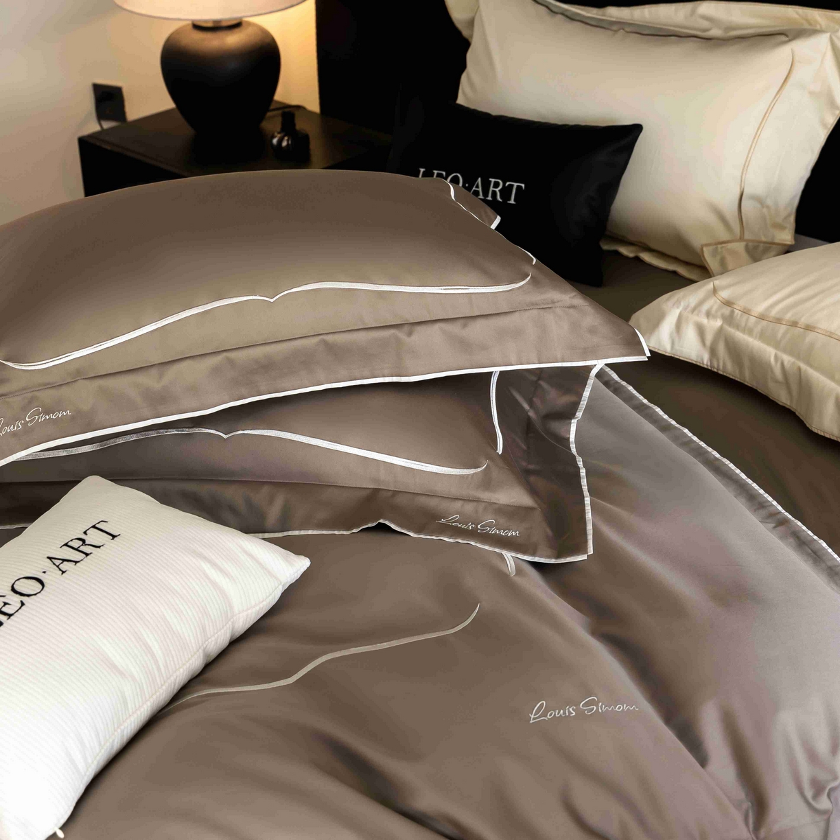 91家纺网 家纺一手货源 找家纺 涞澳家纺 2025新款80S全棉贡缎小蛮腰四件套-浅依 浅依-摩卡色