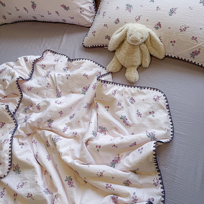 91家纺网 家纺一手货源 找家纺 星巴k家纺 2025新款春夏云感双层纱A类母婴级三角针夏被贝壳边夏凉被贝壳绣【可提供买家秀】 贝壳绣-葡萄微甜