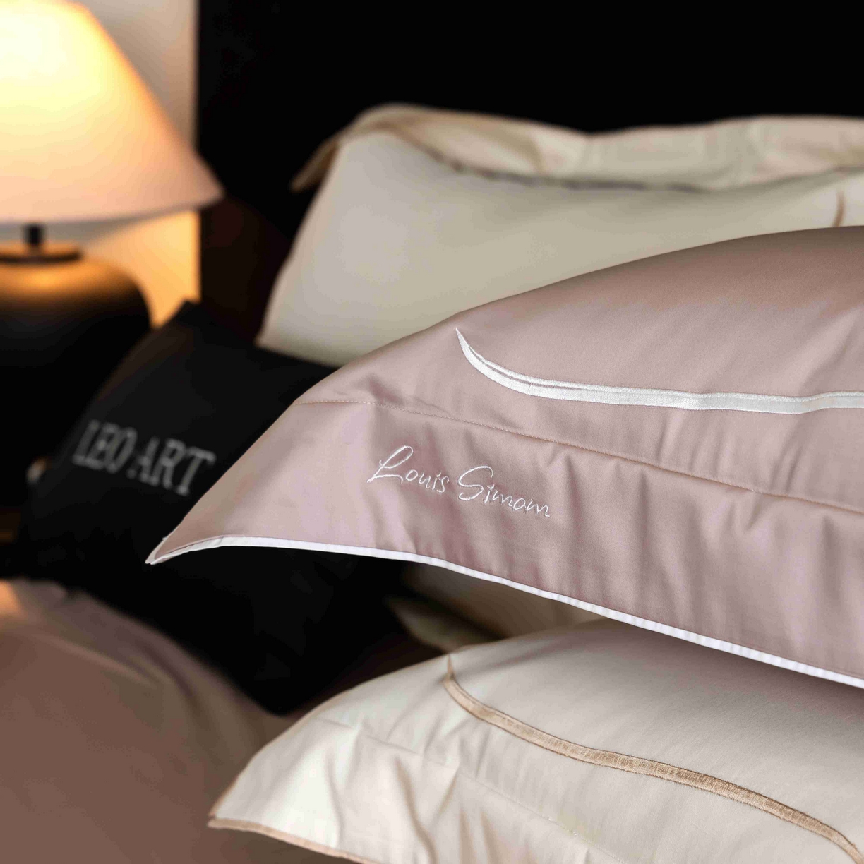 91家纺网 家纺一手货源 找家纺 涞澳家纺 2025新款80S全棉贡缎小蛮腰四件套-浅依 浅依-粉灰