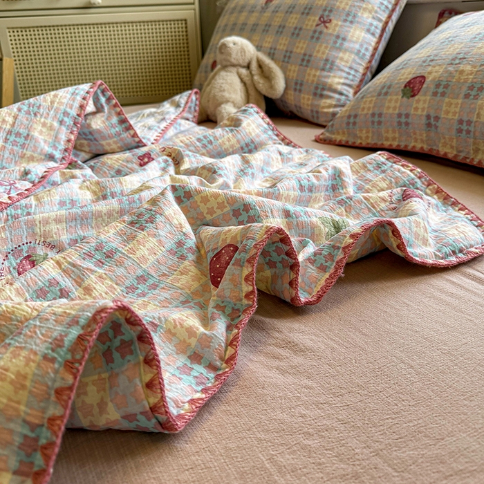 91家纺网 家纺一手货源 找家纺 星巴k家纺 2025新款春夏云感双层纱A类母婴级三角针夏被贝壳边夏凉被贝壳绣【可提供买家秀】 贝壳绣-草莓甜心