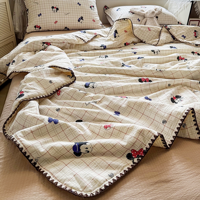 91家纺网 家纺一手货源 找家纺 星巴k家纺 2025新款春夏云感双层纱A类母婴级三角针夏被贝壳边夏凉被贝壳绣【可提供买家秀】 贝壳绣-格子米奇