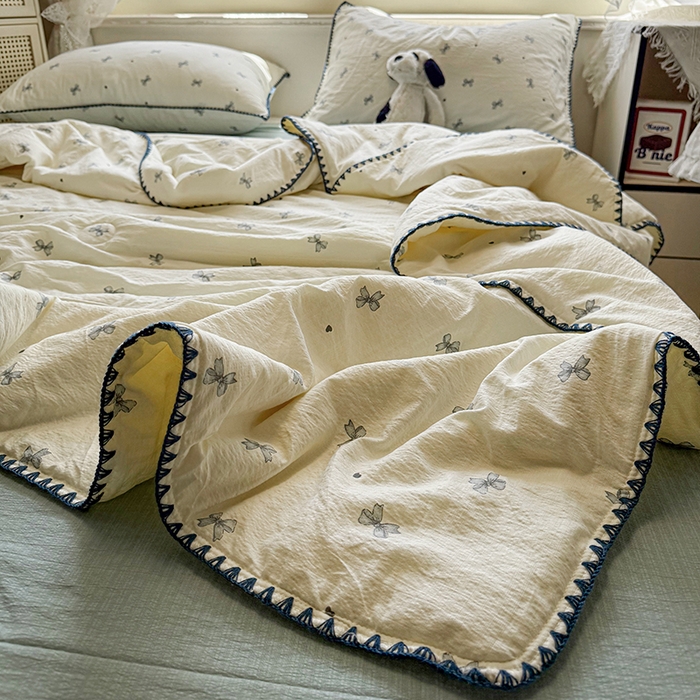 91家纺网 家纺一手货源 找家纺 星巴k家纺 2025新款春夏云感双层纱A类母婴级三角针夏被贝壳边夏凉被贝壳绣【可提供买家秀】 贝壳绣-蝴蝶结蓝