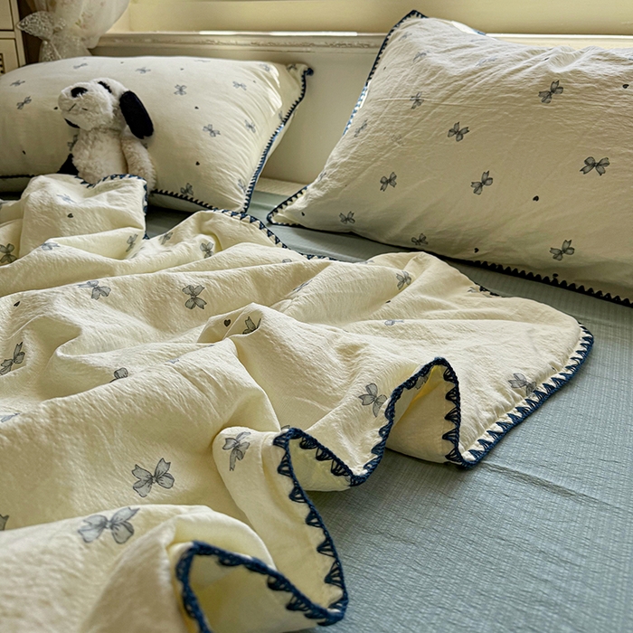 91家纺网 家纺一手货源 找家纺 星巴k家纺 2025新款春夏云感双层纱A类母婴级三角针夏被贝壳边夏凉被贝壳绣【可提供买家秀】 贝壳绣-蝴蝶结蓝