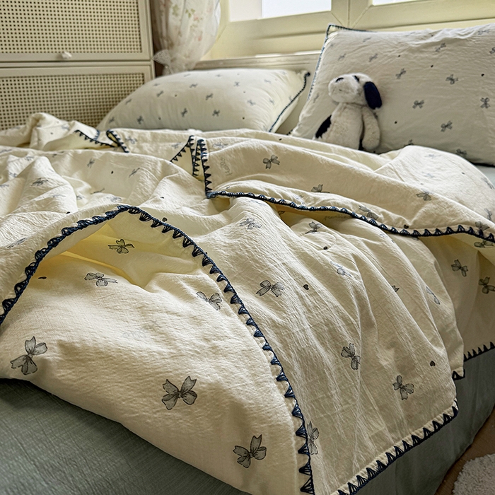 91家纺网 家纺一手货源 找家纺 星巴k家纺 2025新款春夏云感双层纱A类母婴级三角针夏被贝壳边夏凉被贝壳绣【可提供买家秀】 贝壳绣-蝴蝶结蓝