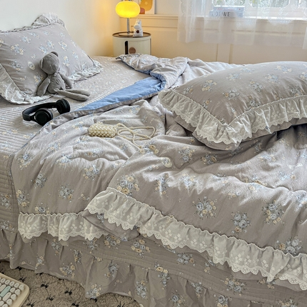 91家纺网 家纺一手货源 找家纺 富米莱（原臻工厂） 2025新款云感亲肤棉床盖床裙夏凉被四件套-全棉双层花边 遇见浪漫