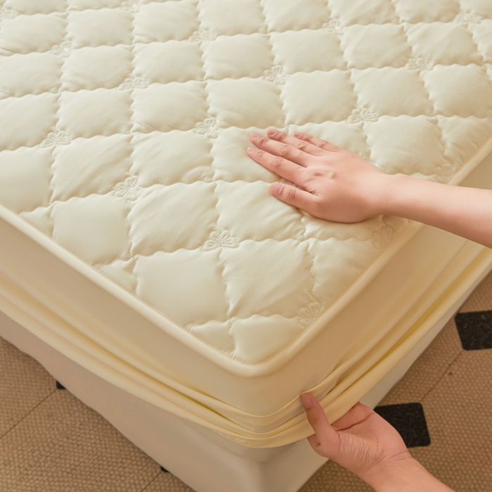 91家纺网 家纺一手货源 找家纺 怡源梦 2025新款蝶恋系列亲肤棉夹棉床笠 米黄