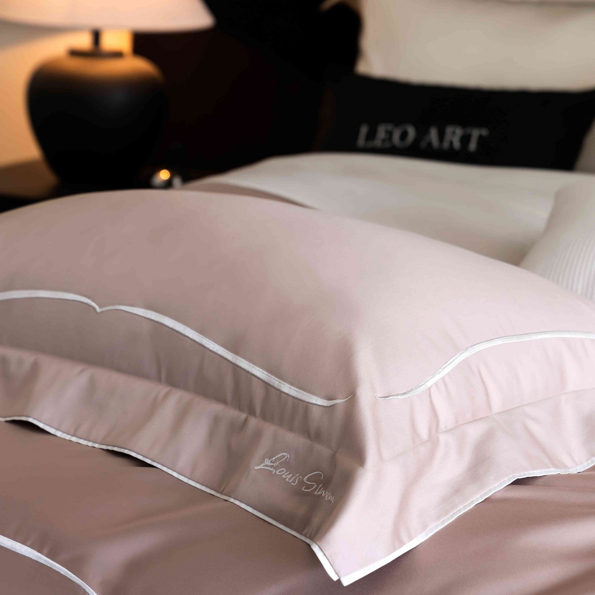 91家纺网 家纺一手货源 找家纺 涞澳家纺 2025新款80S全棉贡缎小蛮腰四件套-浅依 浅依-粉灰