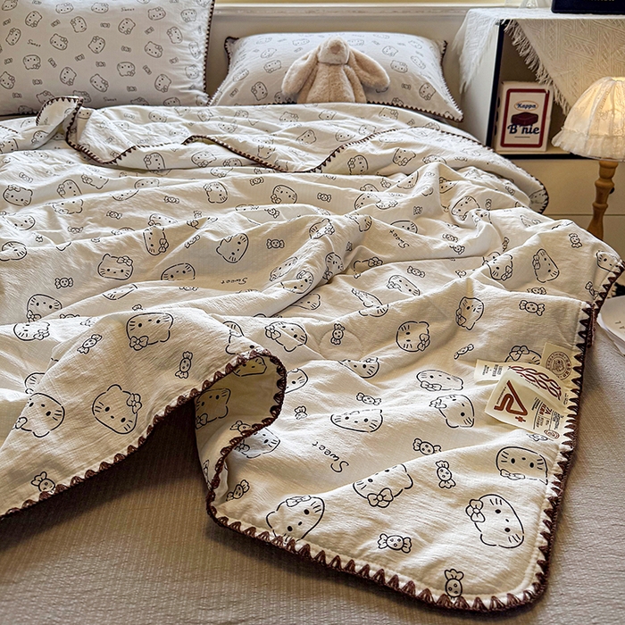 91家纺网 家纺一手货源 找家纺 星巴k家纺 2025新款春夏云感双层纱A类母婴级三角针夏被贝壳边夏凉被贝壳绣【可提供买家秀】 贝壳绣-猫咪恋人