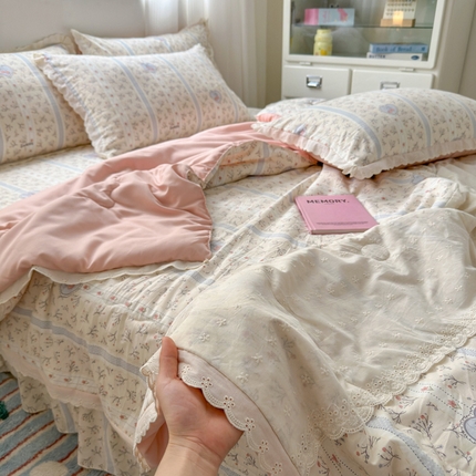 91家纺网 家纺一手货源 找家纺 2025新款小清新全棉花边水洗棉夏凉被四件套 小樱桃