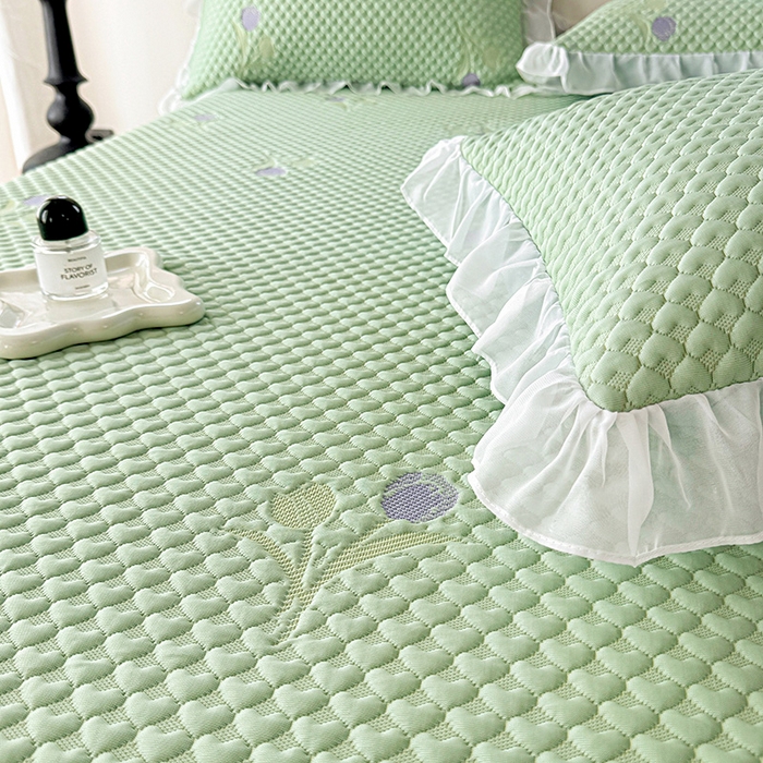 91家纺网 家纺一手货源 找家纺 提花大世界 2025新款A类PE乙纶冰丝凉感三色织550克冰豆豆凉席床裙软凉席 郁金香—PE绿