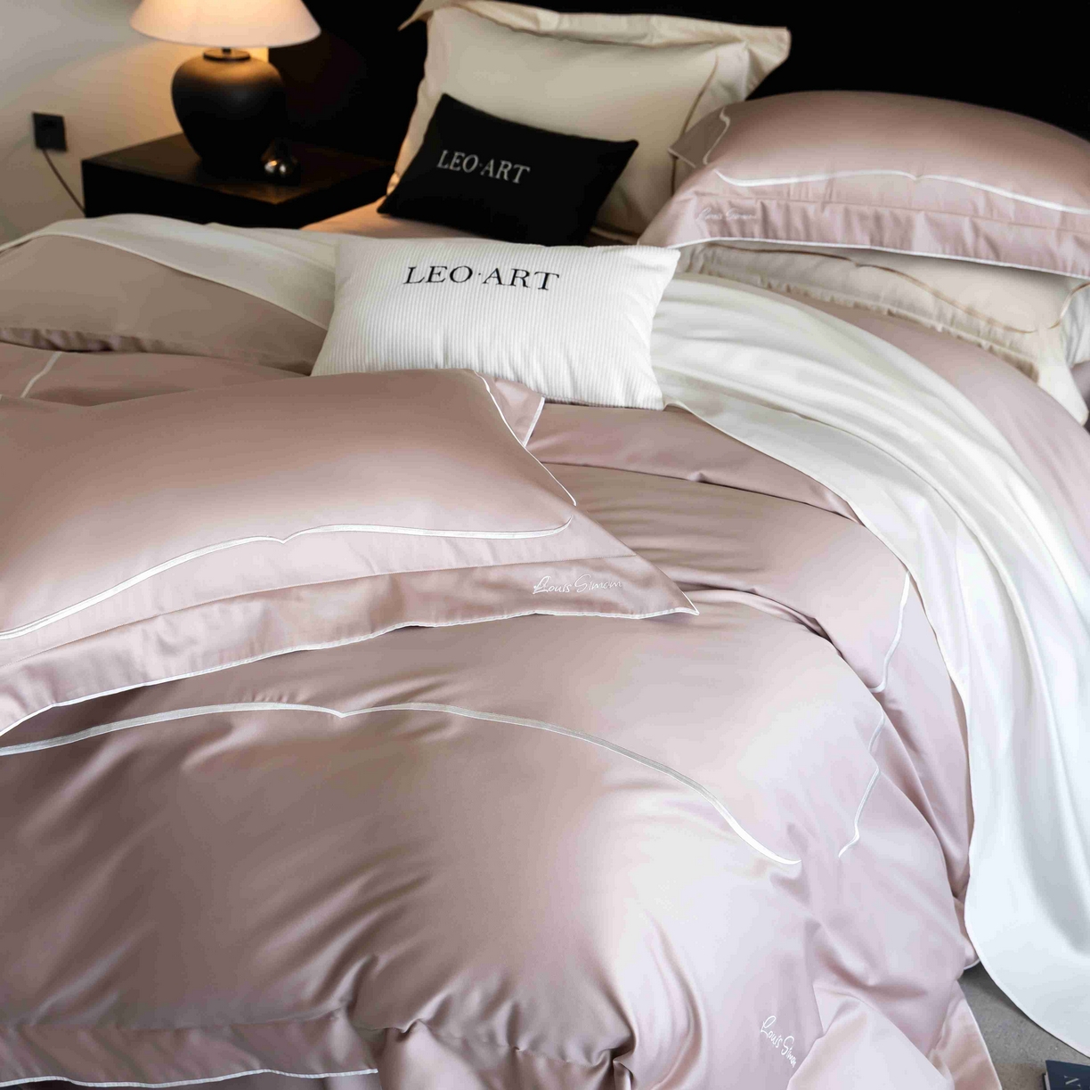 91家纺网 家纺一手货源 找家纺 涞澳家纺 2025新款80S全棉贡缎小蛮腰四件套-浅依 浅依-粉灰