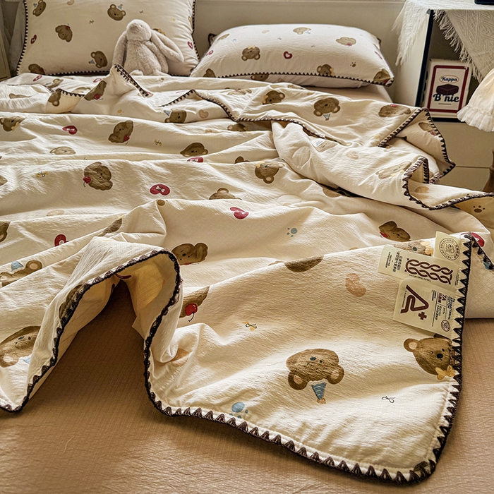 91家纺网 家纺一手货源 找家纺 星巴k家纺 2025新款春夏云感双层纱A类母婴级三角针夏被贝壳边夏凉被贝壳绣【可提供买家秀】 贝壳绣-樱桃小熊