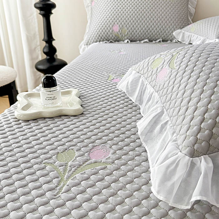 91家纺网 家纺一手货源 找家纺 提花大世界 2025新款A类PE乙纶冰丝凉感三色织550克冰豆豆凉席床裙软凉席 郁金香—PE灰