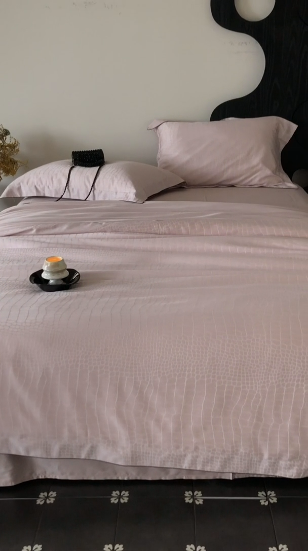 91家纺网 家纺一手货源 找家纺 涞澳家纺 2025新款60支天丝棉提花四件套 波曼-粉