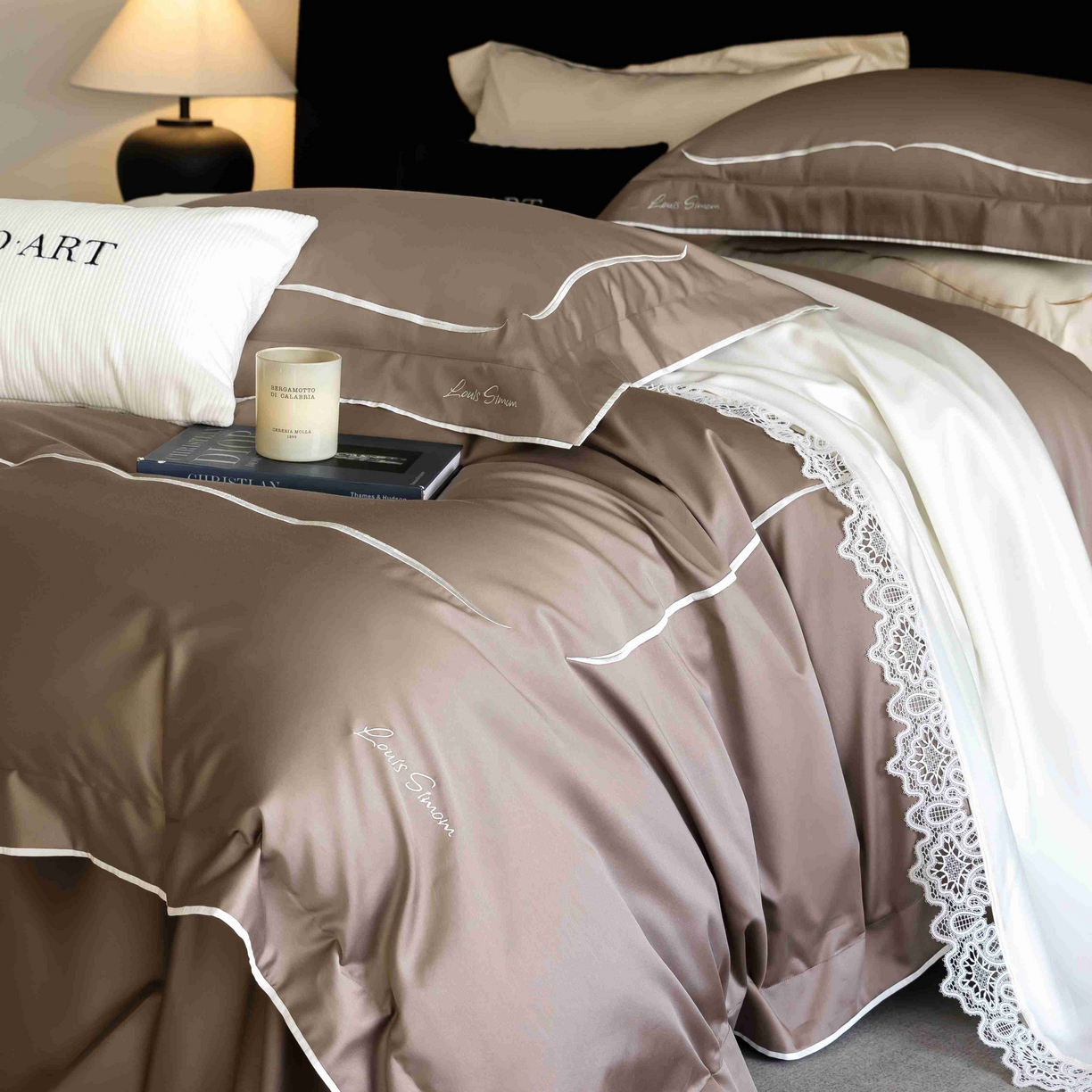 91家纺网 家纺一手货源 找家纺 涞澳家纺 2025新款80S全棉贡缎小蛮腰四件套-浅依 浅依-摩卡色