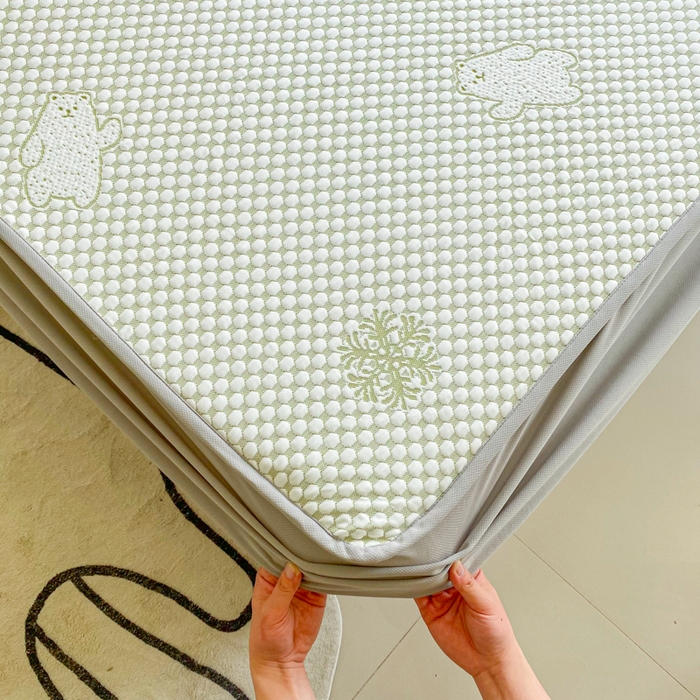 91家纺网 家纺一手货源 找家纺 千朵 2025新款凉感PE冰豆豆提花床笠款凉席 雪花熊绿