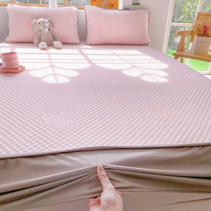 91家纺网 家纺一手货源 找家纺 千朵 2025新款凉感PE冰豆豆提花床笠款凉席 雪花熊粉