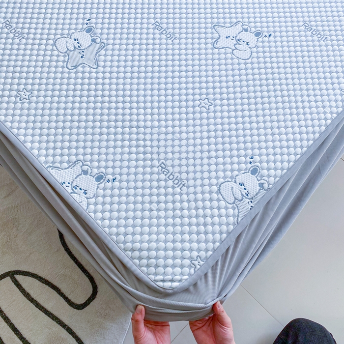 91家纺网 家纺一手货源 找家纺 千朵 2025新款凉感PE冰豆豆提花床笠款凉席 星星兔蓝